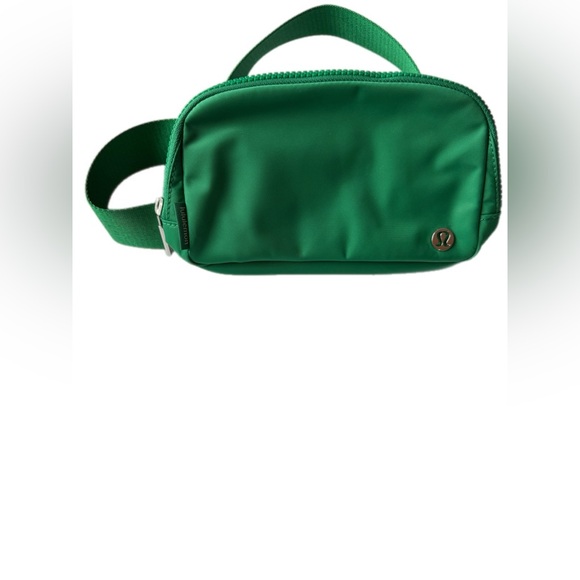 lululemon athletica Belt Bag in Vibrant raceway green NWT - Picture 9 of 10